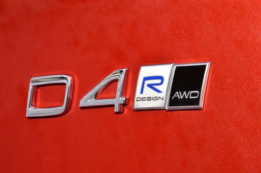 Логотип Volvo XC40 D4 R-Design 2017 года  (WW) (фото 33 из 44)